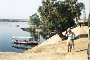 arrive par bateau au village nubien 